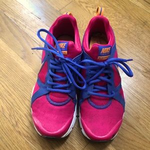 Vibrant women’s Nike in-season TR 2 tennis shoes